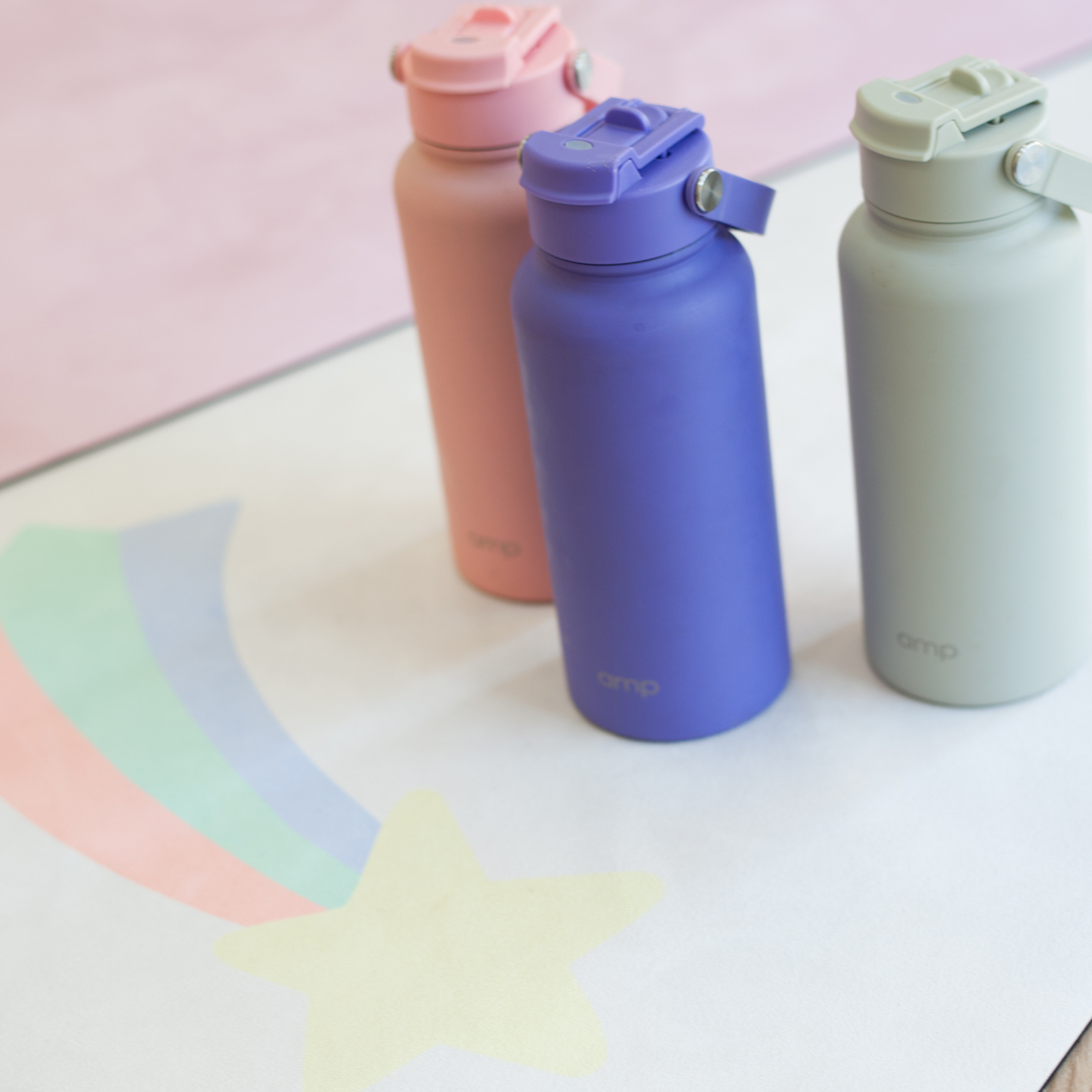 Tapis de yoga pour enfants au-dessus de l'arc-en-ciel