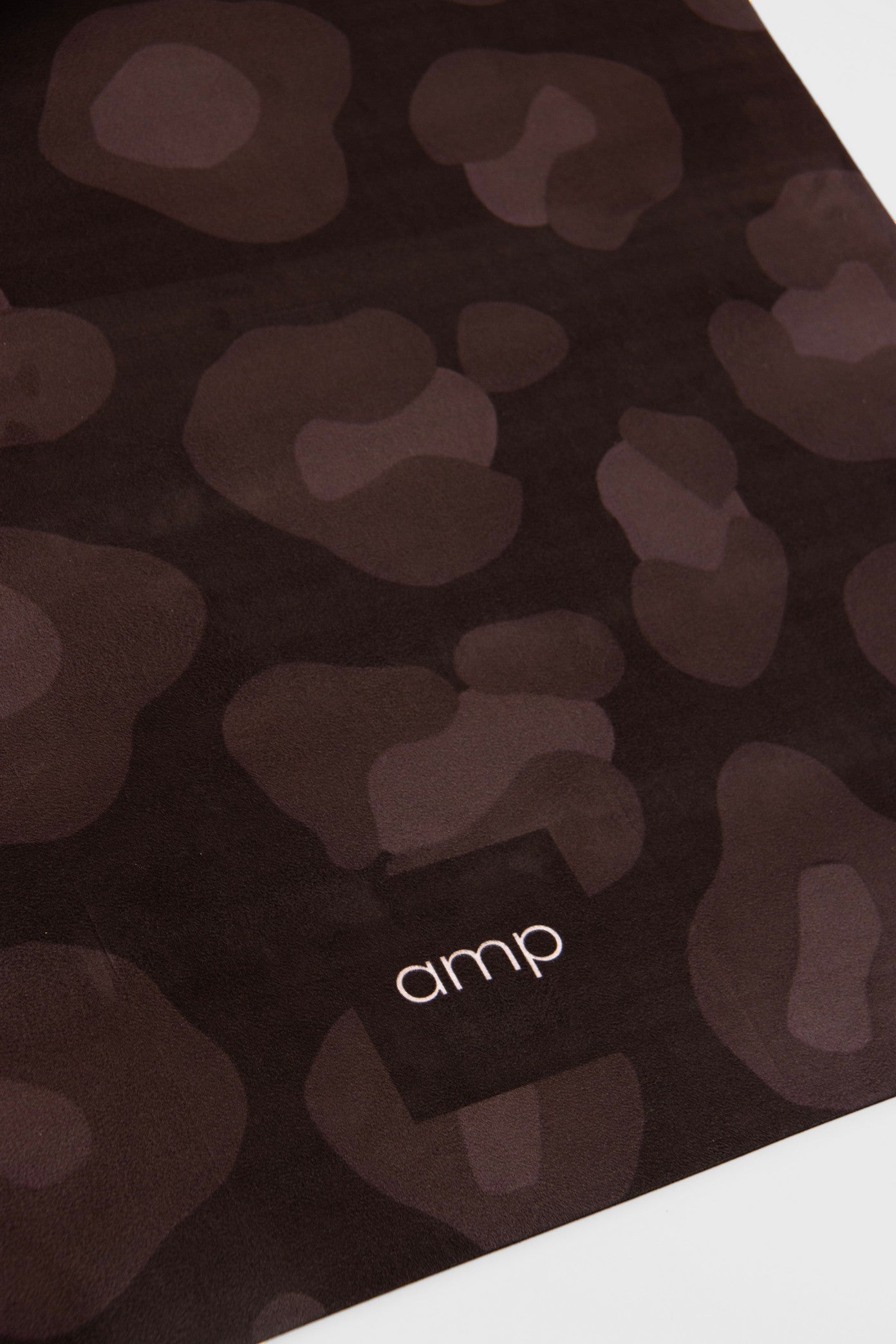 Tapis de yoga Amp en daim vegan léopard noir