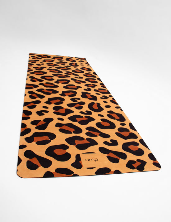 Tapis de yoga Amp en daim vegan léopard naturel